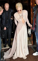 高清组图：Lady Gaga“白发魔女”造型现身巴黎