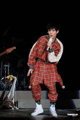 高清组图：何韵诗不改帅气风格 蘑菇头中性开唱