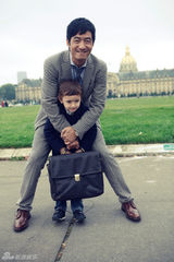 组图：郭晓冬全新法国写真 复古卖萌齐上阵