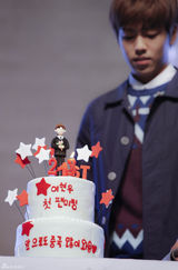 组图：李玹雨中国首秀温馨 收庆生短片感动落泪