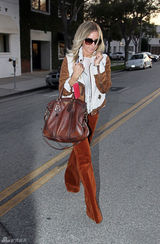 组图：阿什丽-提斯黛尔街拍 灯芯绒长裤搭外套