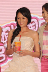 组图：陈乔恩甜美装出席活动 现场手工做冰淇淋