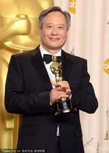 组图：奥斯卡后台－李安获最佳导演亲吻奖杯