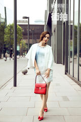 明星爱街拍：张萌红唇演绎浅色系清新范儿