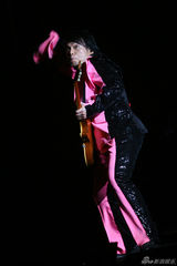 伍佰个唱工体变火星 孙燕姿蔡依林性感助阵(图)