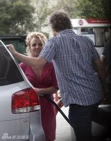 幻灯图集：布兰妮和男友杰森加油站秀恩爱