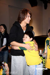 幻灯图：言承旭倡导帮助儿童计划 与贫困儿童放风筝