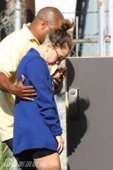 组图：GaGa热裤装露象腿 素颜憔悴无神被搀扶