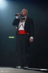 组图：黄伟文作品展落幕 陈奕迅何韵诗台上激吻