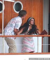 组图：林赛着爆乳吊带裙撕打不慎露半球