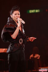 组图：叶倩文一家三口合唱 林青霞素颜到场欣赏