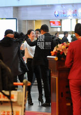 组图：张涵予机场与白衣美女谈笑拥抱