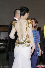 组图：李亚鹏离婚后香港露笑容 刘嘉玲贵妇装扮