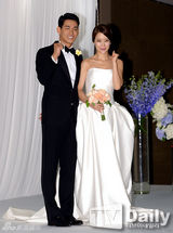 组图：韩星白智英郑锡元甜蜜完婚 姐弟恋修正果