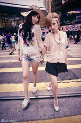 组图：UP Girls香港拍写真 清凉上阵秀惹火身材