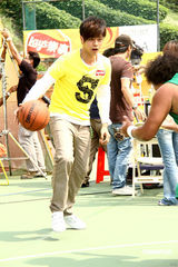 幻灯图：罗志祥代言大秀舞技 自创舞步受青睐