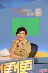 组图：吴君如化身侦探 逗笑工作人员