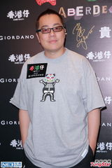 组图：梁咏琪随彭浩翔影院谢票 展现成熟美