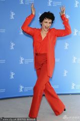 组图：《罗丹的情人》发布 比诺什红装搞怪