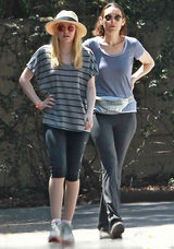 组图：范宁姐妹花户外度周末 运动装扮简单随性