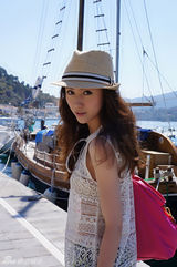 组图：周庭伊伦敦街头拍写真时尚俏皮