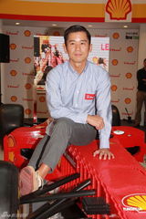 组图：林海峰出席品牌活动 流连名车模型不罢手