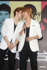 组图：SJ-M台北签唱会 兄弟情深互喂台湾小吃