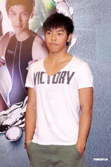 幻灯图：候选港男首度亮相 素质平平表现生硬