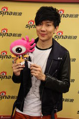 组图：林俊杰做客新浪聊天 吐舌卖萌酒窝俏皮