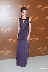 组图：熊黛林露背长裙性感亮相 生日获赠爱犬