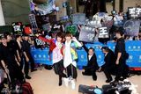 幻灯组图：棒棒堂为粉丝化妆 王子曾险遭粉丝强吻