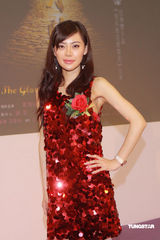 幻灯图集：万梓良加盟《岁月骄阳》 吻太太秀恩爱