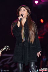 组图：蓝心湄跨年彩排秀事业线 陶喆杨丞琳合唱