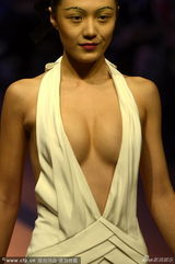 组图：中国时装周模特真空上阵 更衣露奶猛抢镜