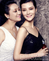 组图：车晓携母亲拍大片 气质出众似姐妹花