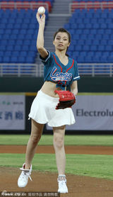 组图：陈怡蓉棒球赛迷你短裙露腰 遭林智胜熊抱