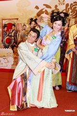 组图：佘诗曼等派送月饼 周润发赞陈豪演技了得