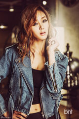 组图：韩歌手G.NA时尚写真演绎性感朋克风