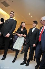 组图：吴秀波亮相巴黎受热捧 典雅西装显熟男魅力