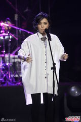 组图：刘思涵白衬衫酷帅开唱 回娘家谢粉丝