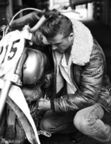 组图：贝克汉姆登杂志 紧锁眉头大秀“花臂”