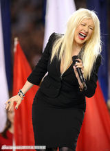 克里斯蒂娜-阿奎莱拉“超级碗”决赛嘶吼唱国歌(图)