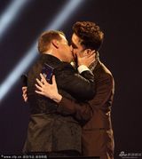 组图：主持格里姆肖为Lorde颁奖 上演同性激吻