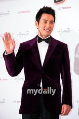 组图：大钟奖红毯星光熠熠 群星华服登场斗艳