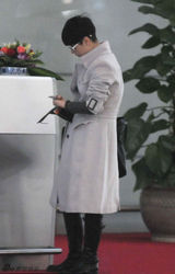 组图：海清墨镜风衣独自现身机场显明星范儿