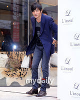 组图：张根硕张东健等出席皮包专卖店开业仪式