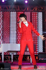 组图：严爵挑战唱跳险破音 林俊杰压轴热舞