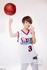 组图：谢楠运动风写真 灵动身姿个性俏皮