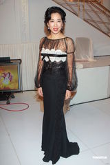 组图：历任港姐聚首 朱玲玲赞张名雅皮肤好