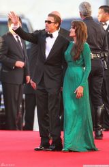 高清图：朱莉闪片绿裙华丽 皮特墨镜遮面耍个性